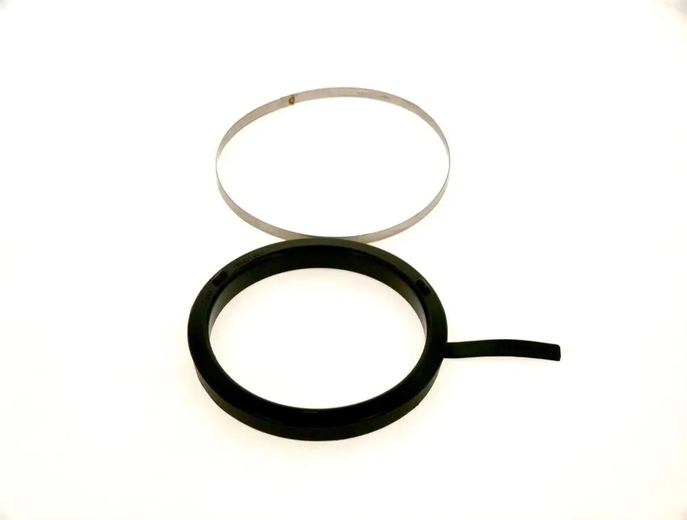 Schwarze Dichtung mit einem runden Außenteil und einem dünnen Metallring. Teile scheinen zur Verwendung in einem technischen Gerät von Bosch geeignet zu sein.
